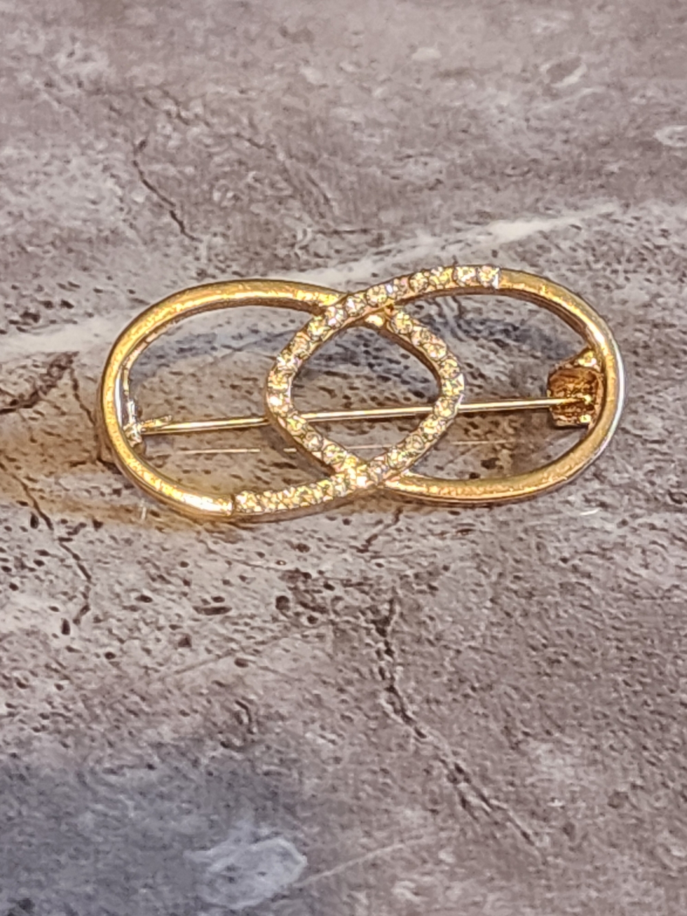 Rhinestone Oval Brooch in Gold